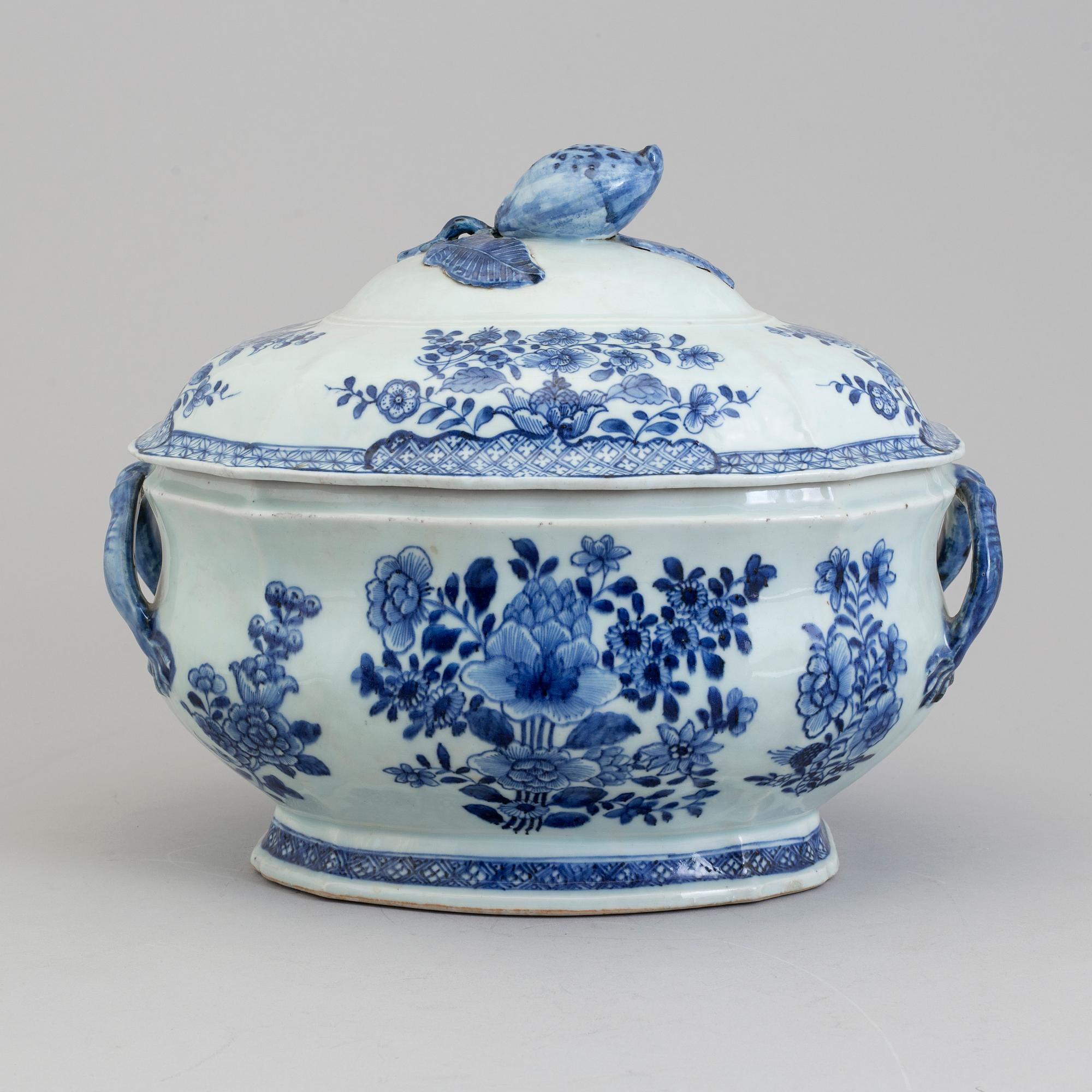 A blue and white tureen with cover, Qing dynasty, Qianlong (1736-95).
