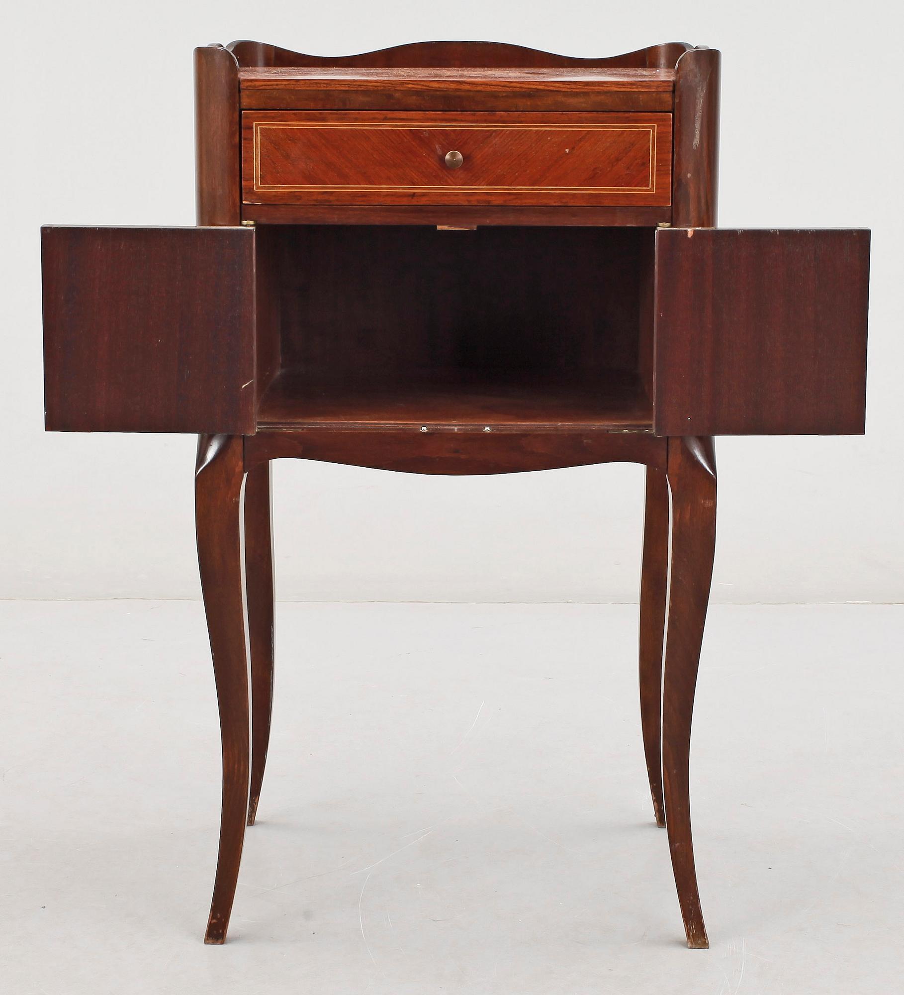 POTTSKÅP, Louis XV-stil, 1900-talets andra hälft.