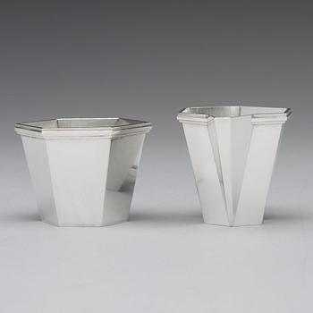 Wiwen Nilsson, sockerskål, gräddkanna och tång på bricka, Lund 1964-69, sterling.