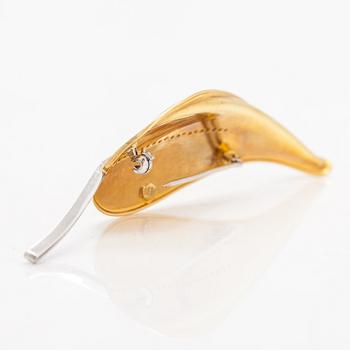 Rintaneula, lehti, 18K kultaa ja timantteja n. 0.33 ct yhteensä. Italia.