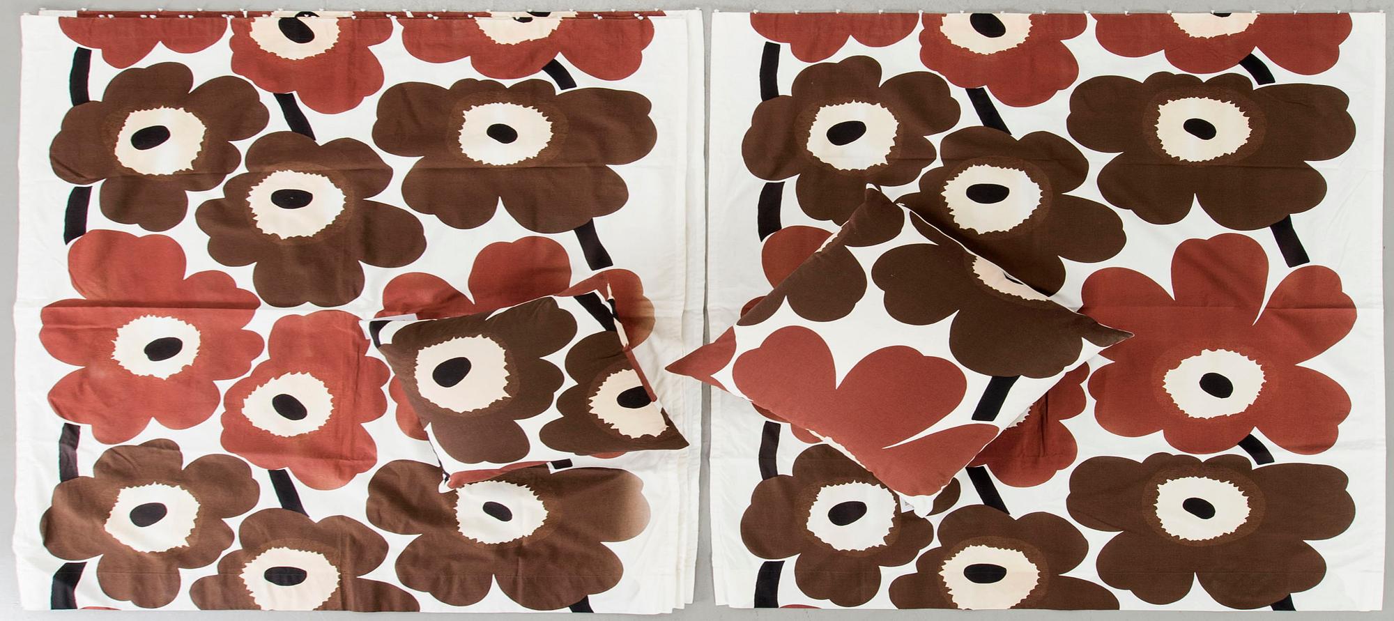 GARDINER 4 längder samt kuddar 2 st "Unikko" Maija Isola för Marimekko, bomull ca 160 x 130 cm vardera.