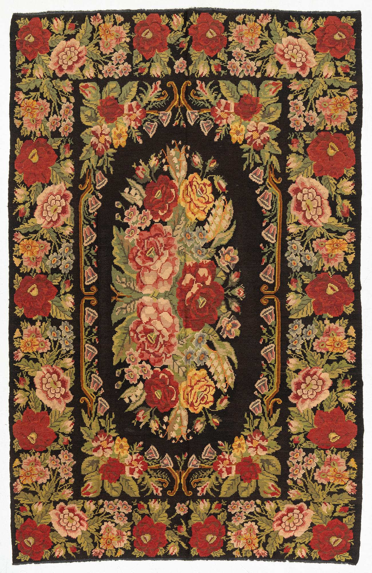 A Moldavian Kilim carpet, approx. 380 x 258 cm.
