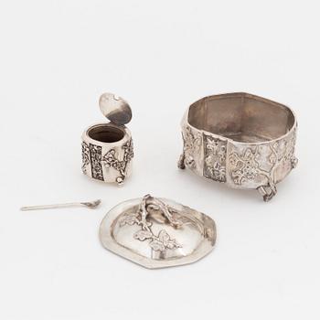 Ask med lock samt saltkar, silver, Kina, 1900-talets första hälft.