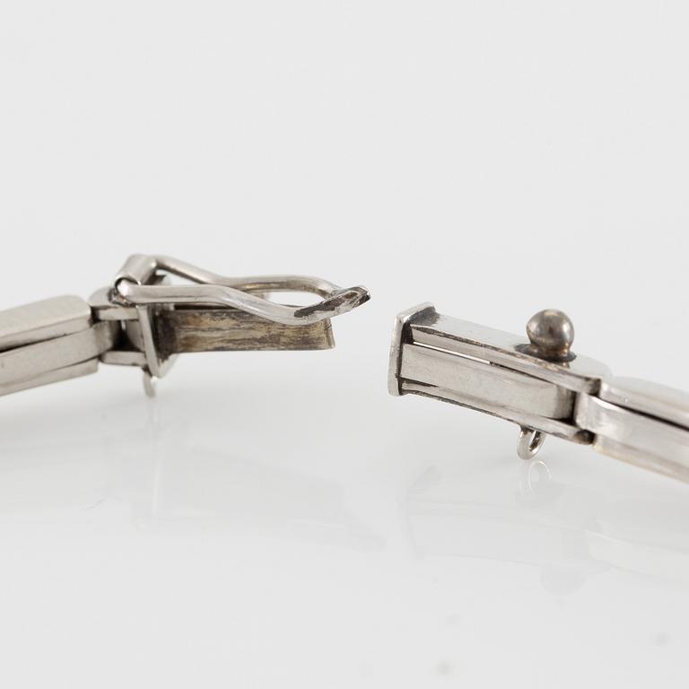 Bracelet, platinum with eleven brilliant-cut diamonds.