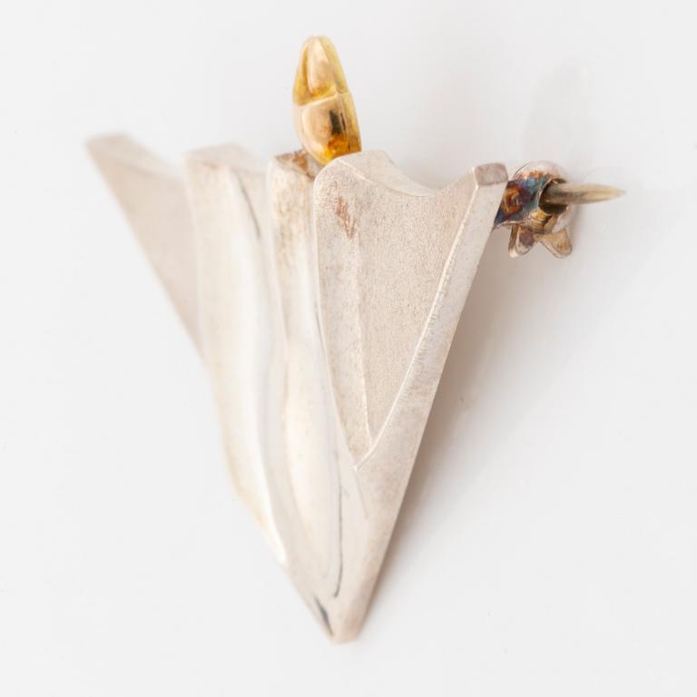 Rolf Karlsson, Brosch, silver med gulddetalj skepp.