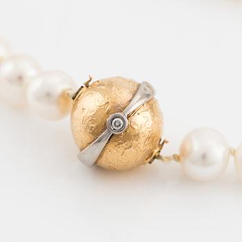 Pearl necklace, 3 pieces, cultured pearls, 3 clasps, Per Borup, 18K gold with small brilliant-cut diamonds.