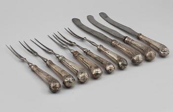 BESTICK, 9 st, silver och vitmetall, troligen England, rokoko, 1700-tal.