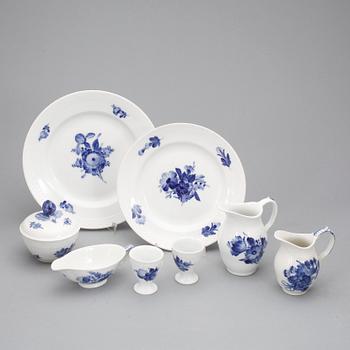 SERVISDELAR, ca160+8 delar, porslin, "Blå blomst", Royal Copenhagen, 1900-tal.