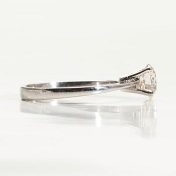 A RING, 18K white gold. Brilliant cut diamond c. 1.06 ct. Tinted/si. Size 17. Weight 2,8 g.