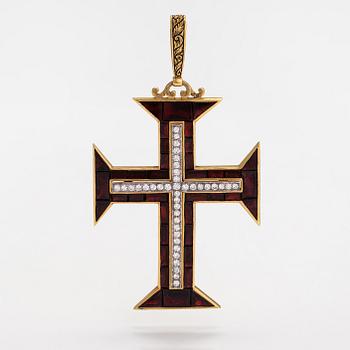 An Order of Christ Portugal cross made of 18K gold with diamonds ca. 1.00 ct in total and garnets.