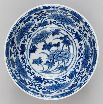 A blue and white bowl, late Qing, Kangxi-style. Wear the mark of Xuandes.