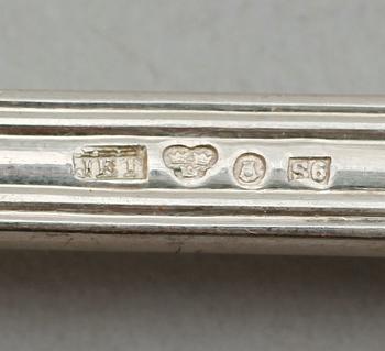 MATGAFFLAR, 12 st samt KNIV, silver, bl a Folcker, Stockholm 1896. Vikt ca 957 g.