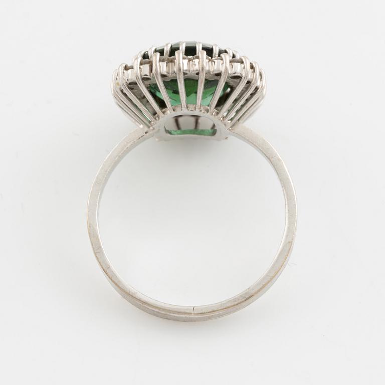 Ring, cocktailring med grön turmalin och åttkantslipade diamanter.
