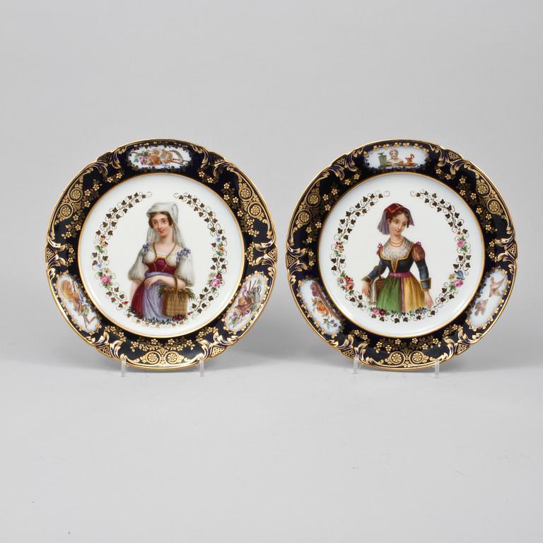 TALLRIKAR, 2 st, porslin, Pochet Deroch, Paris, Frankrike, omkring sekelskiftet 1900.