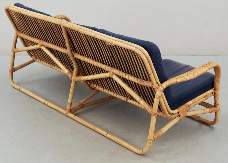 MÖBELGRUPP, 4 delar, rotting, 1900-talets andra hälft.