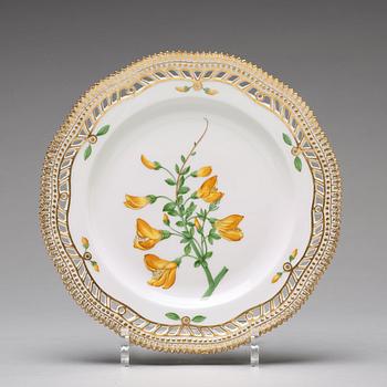 DESSERTTALLRIKAR, 12 stycken, porslin. "Flora Danica", Royal Copenhagen, Danmark, 1900-tal.