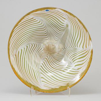 OIVA TOIKKA, á glass dish, signed Nuutajärvi, 1980/90.