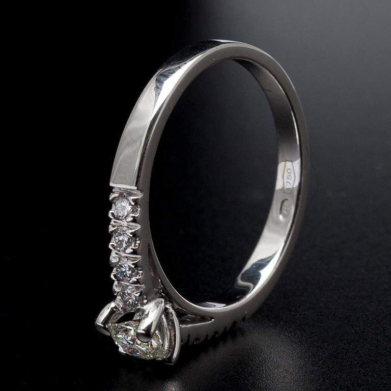 RING, vitguld 18K, briljantslipade diamanter, mittsten 0,30 ct, sidostenar tot. 0,16 ct. Vikt 5,1 g. Intyg.