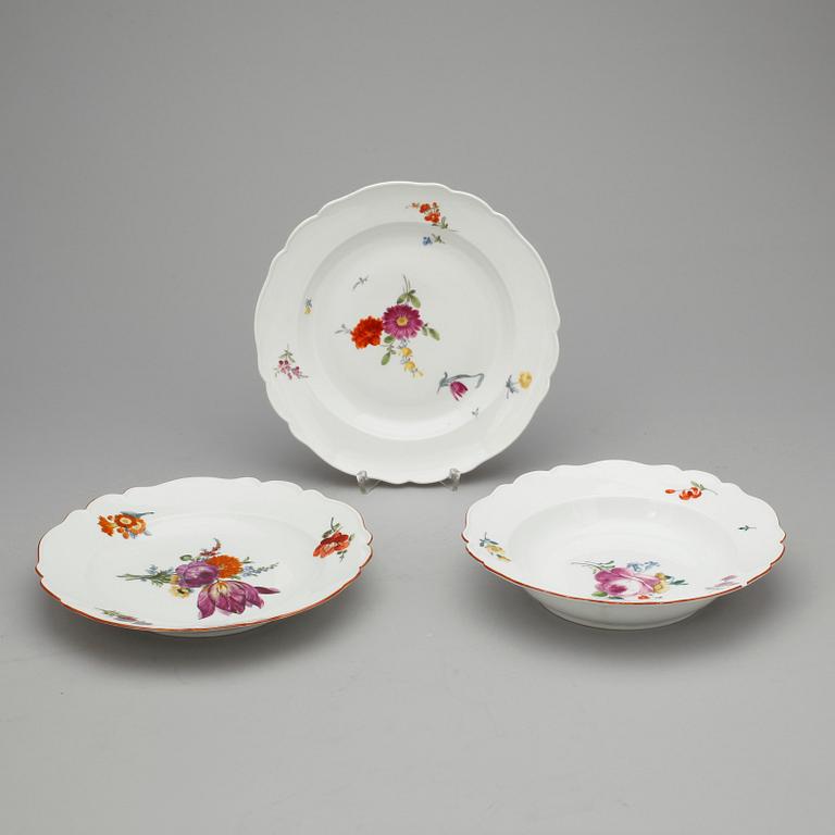 TALLRIKAR, 3 st porslin, Meissen, Marcolin respektive punkt period (1763-1814).