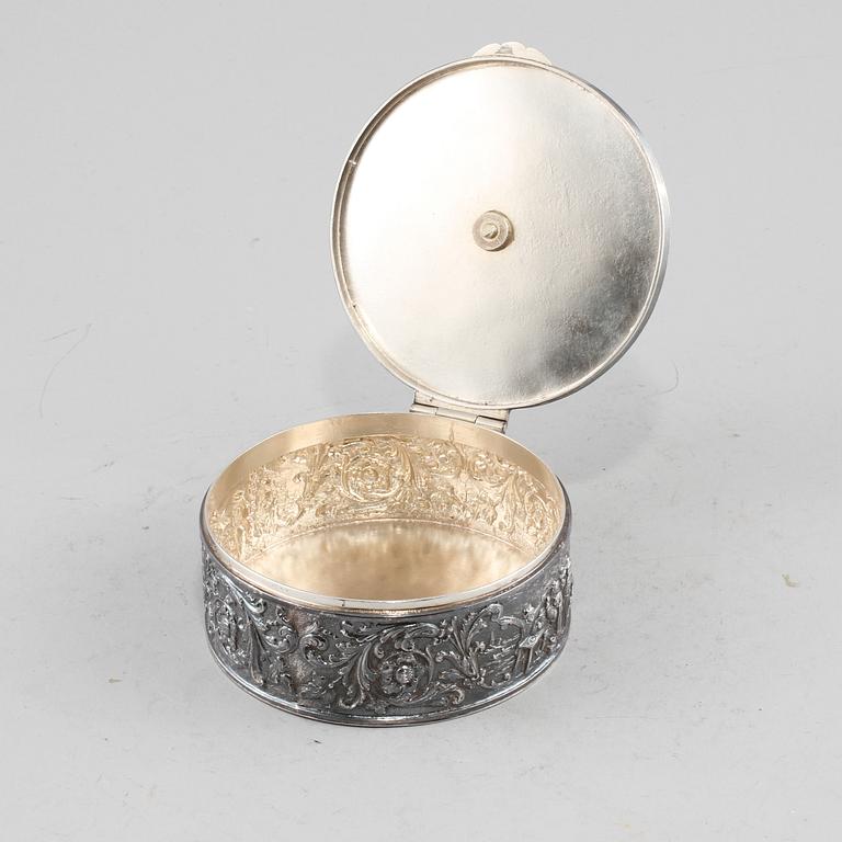 DOSA, silver, troligen Holland, 1900-tal. Vikt 325 g.