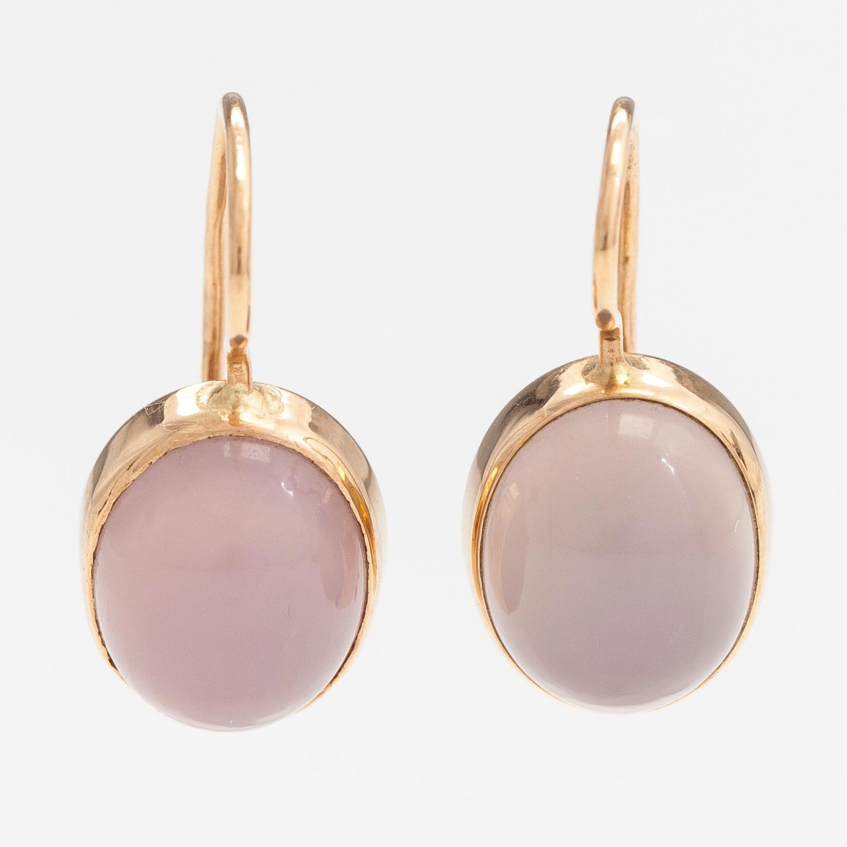 Elis Kauppi, Örhängen, 14K guld och kalcedoner. Kupittaan kulta, Åbo.