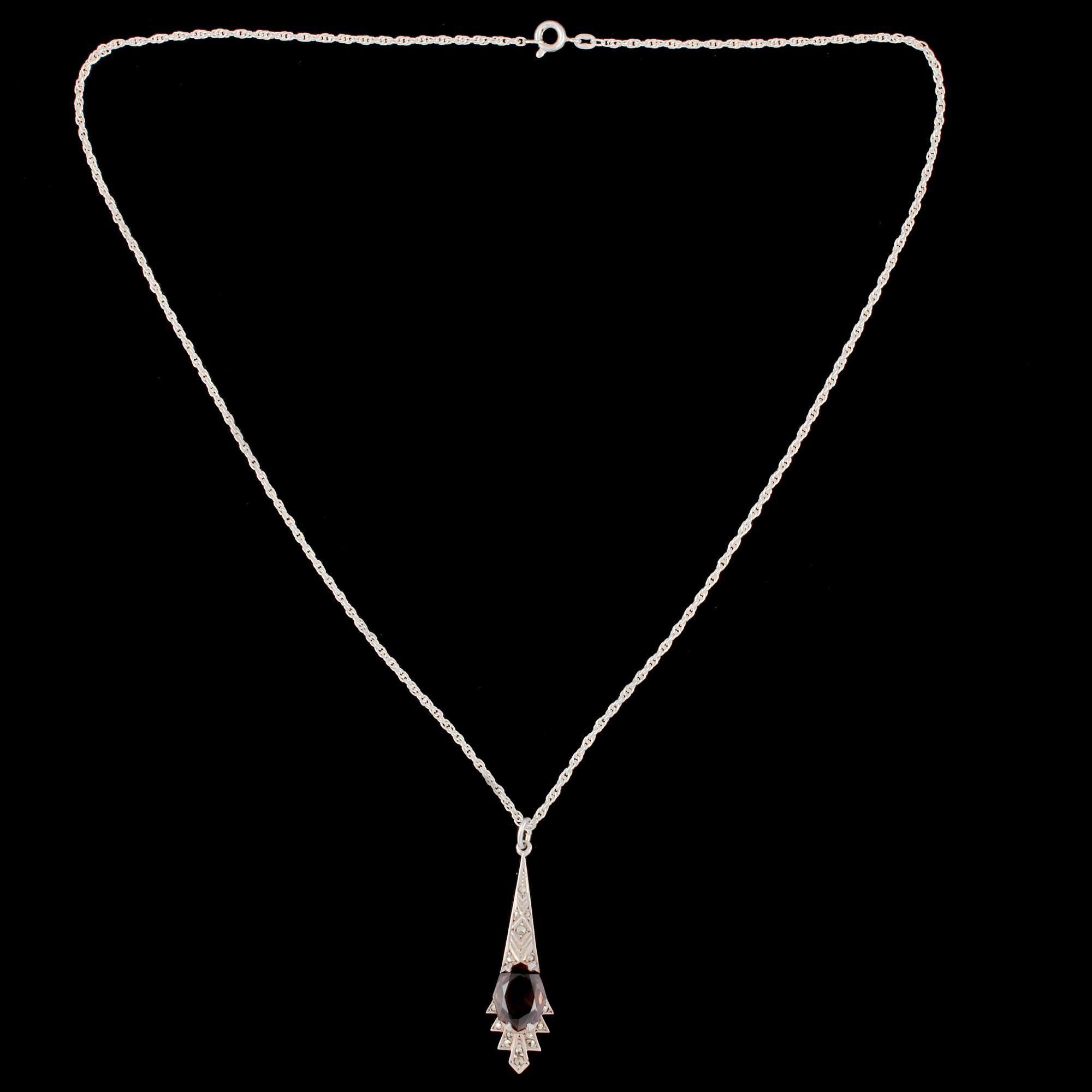 HÄNGE, sterlingsilver med fasettslipad röktopas och markasiter, omkring 1900-talets mitt. Vikt inklusive kedja 7 g.