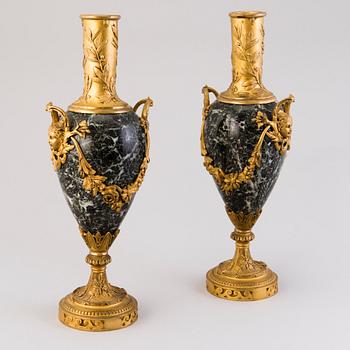 DEKORATIONSURNOR ETT PAR, brons och granit, Ryssland/Frankrike 1800-talets slut.