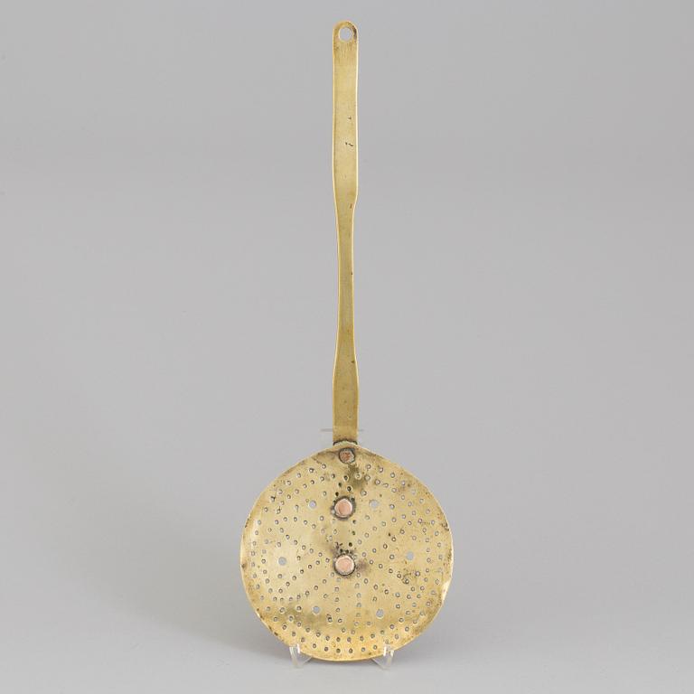 AN 18TH CENTURY BRASS STRAINER.