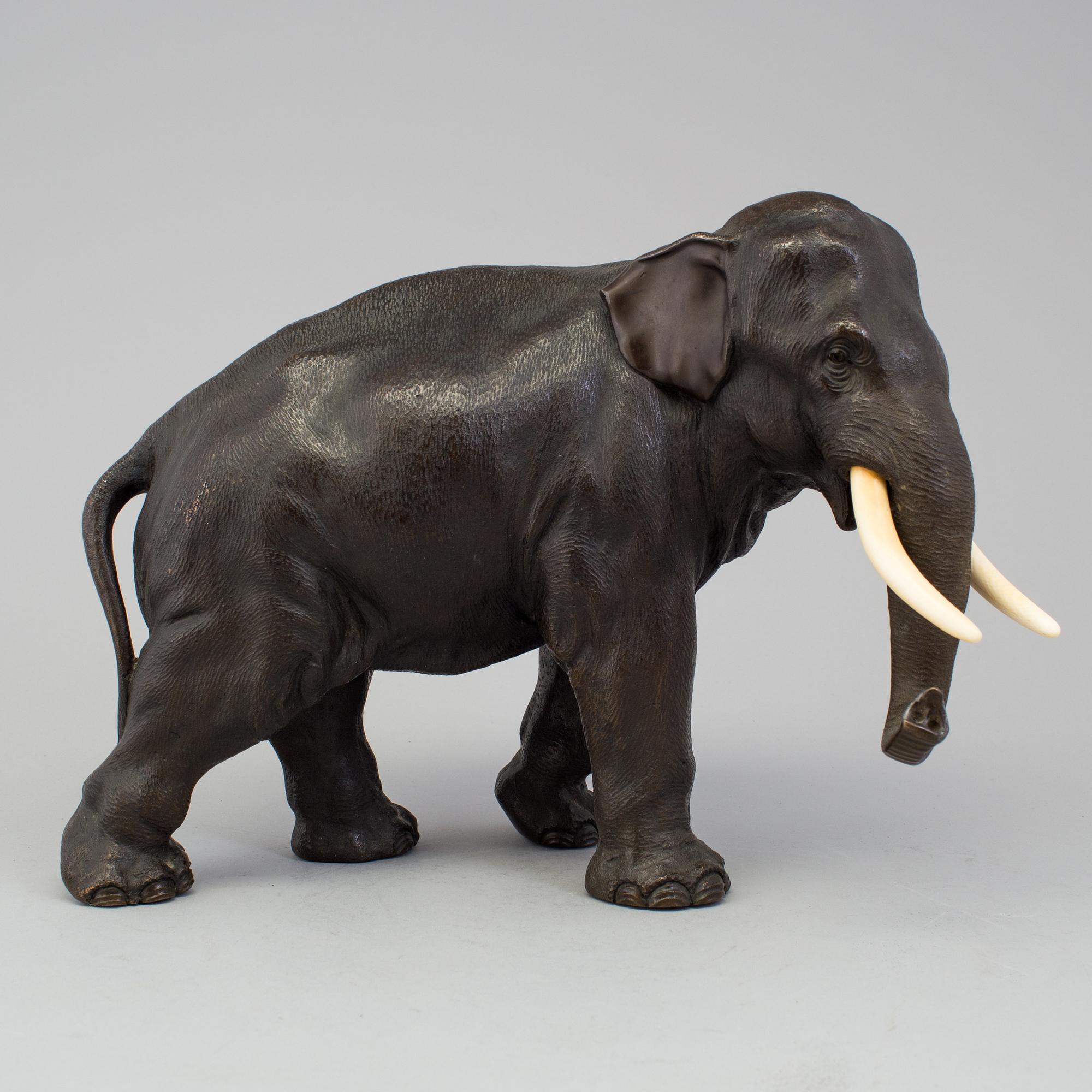 A japanese bronze sculpture of an elephant, Meiji period (1868-1912).
