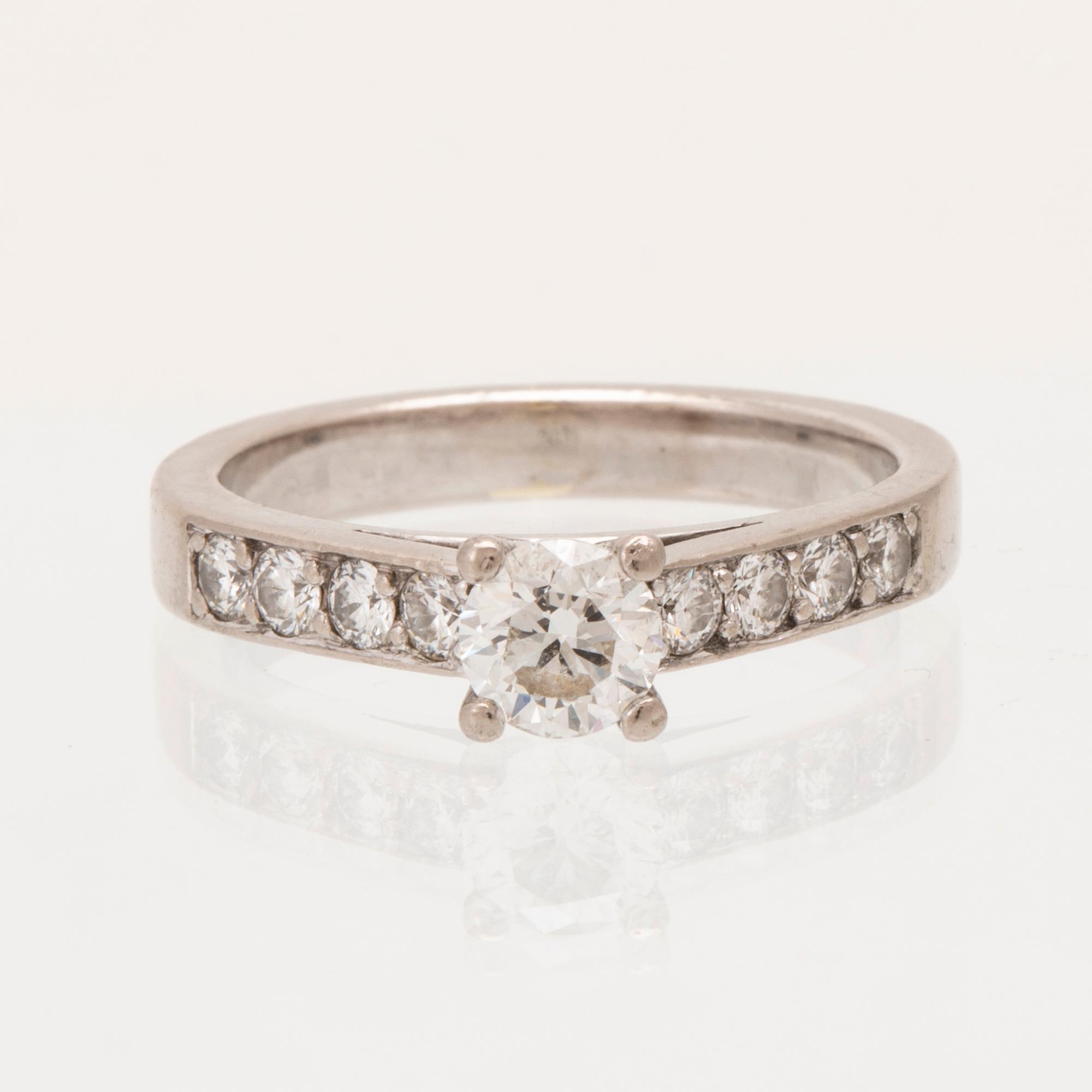 An 18K white gold ring set with round brilliant-cut diamonds.