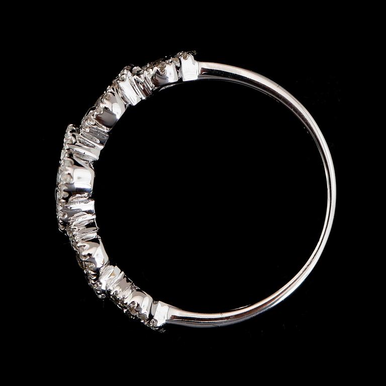 RING, 18K vitguld, briljant/åttkantslipade diamanter tot ca 0.70 ct.