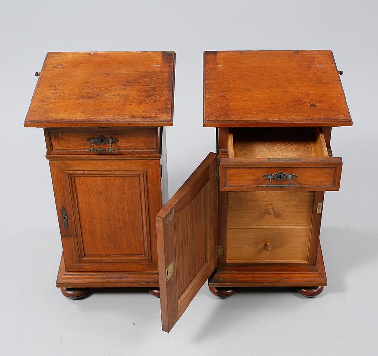 SÄNGBORD, ett par, nyrenässans, 1800-talets slut.