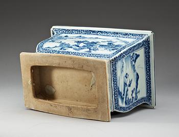 A blue and white jardiniere, Qing dynasty, 18th Century.