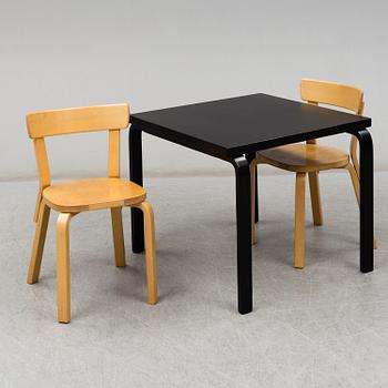 ALVAR AALTO, bord samt två stolar modell 69, Artek.