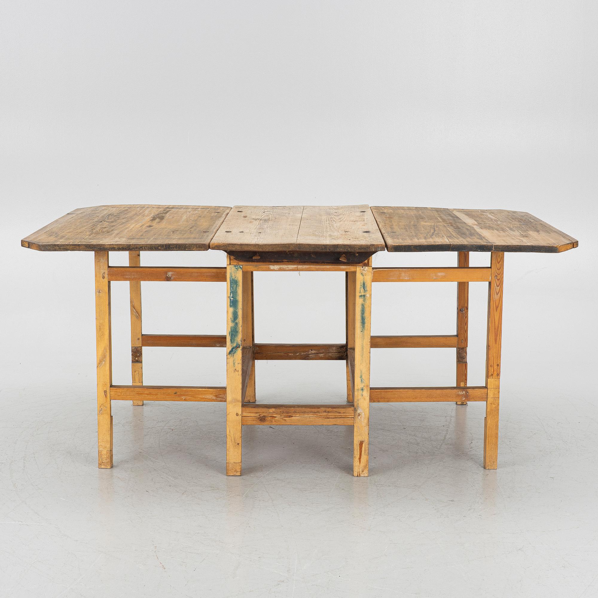 Gate leg table, 19th century.