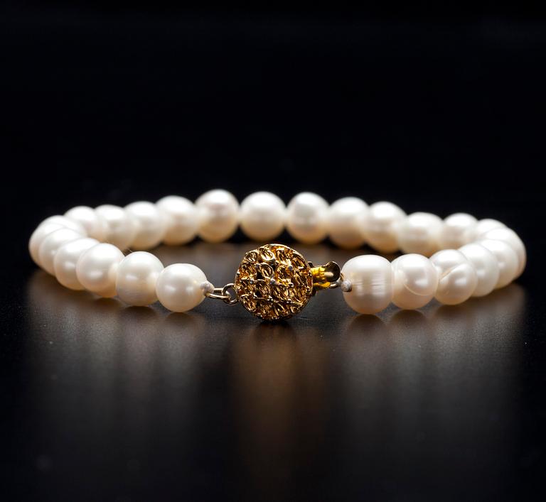 ARMBAND, odlade pärlor, låset metall. 1900-talets slut.