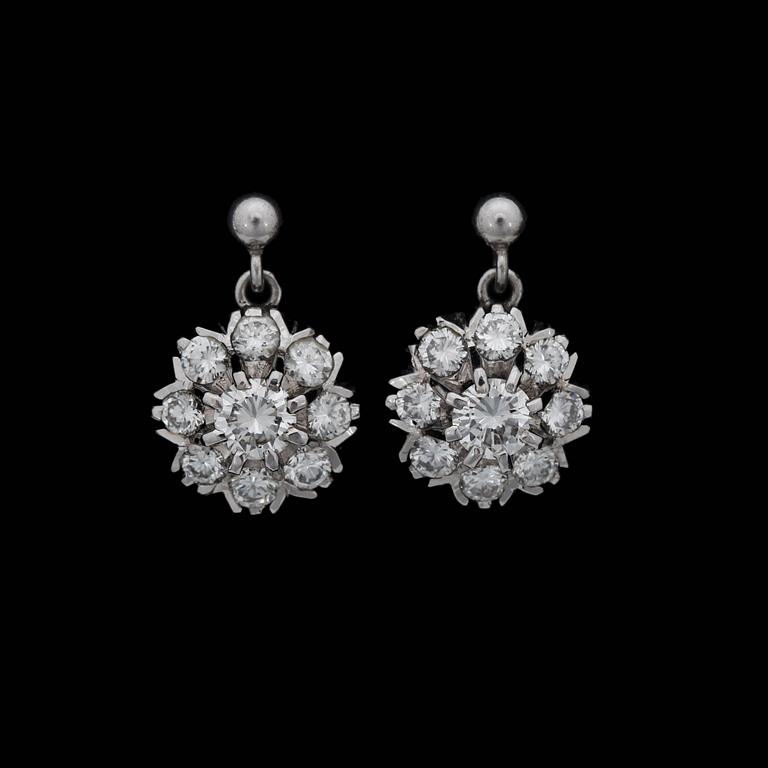A pair of brilliant cut diamond earrings, tot. app. 1.40 ct.