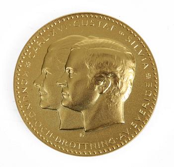 MINNESMYNT, Carl XVI och Silvia, 18K ca 61 gram.