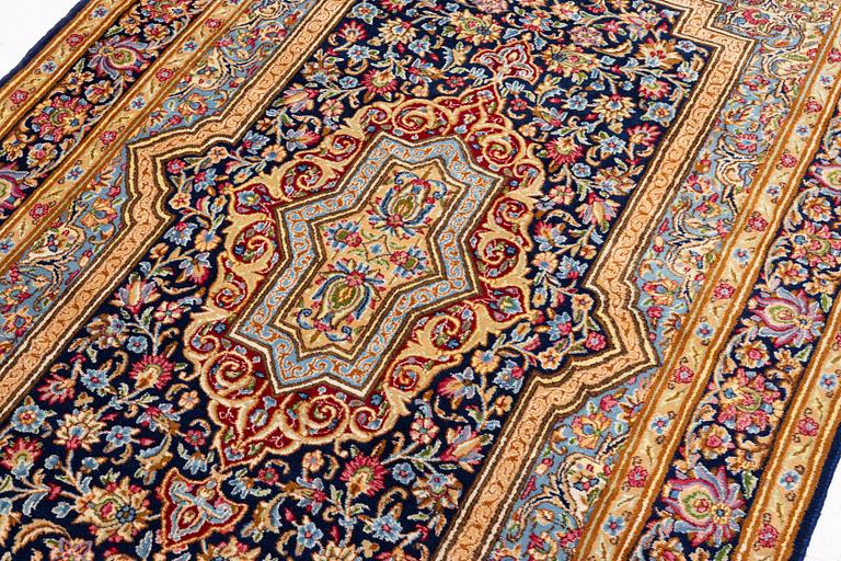 Matta, Kirman,  ca 230 x 150 cm.