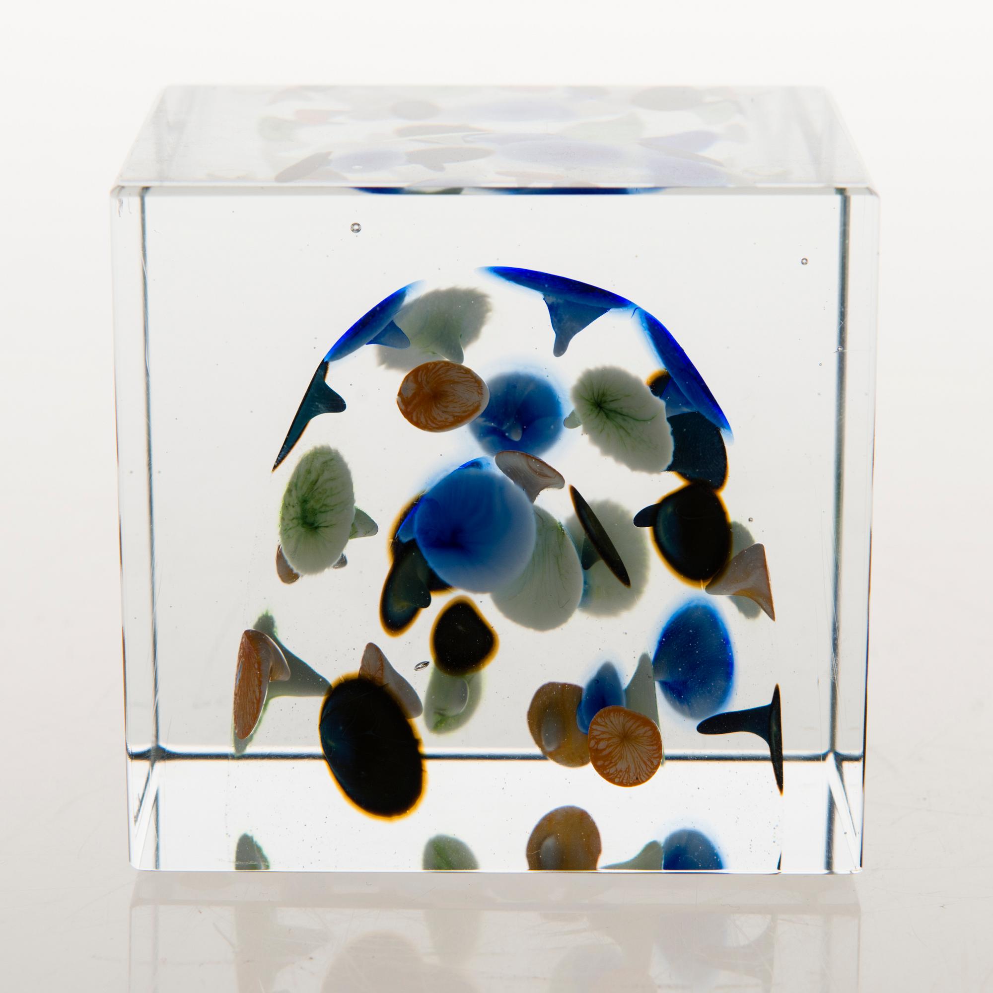 OIVA TOIKKA, An annual glass cube, signed Oiva Toikka Nuutajärvi 2005 and numbered 351/2000.