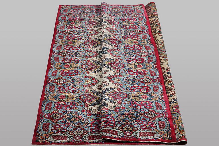 A carpet, old/semi-anqtiue Kirman Laver, c. 315 x 235 cm.