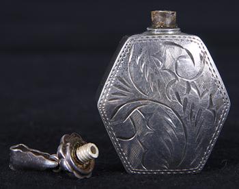 BROSCHER, 2 st samt HÄNGE, silver, bl a Wedgwood, 1900-tal.