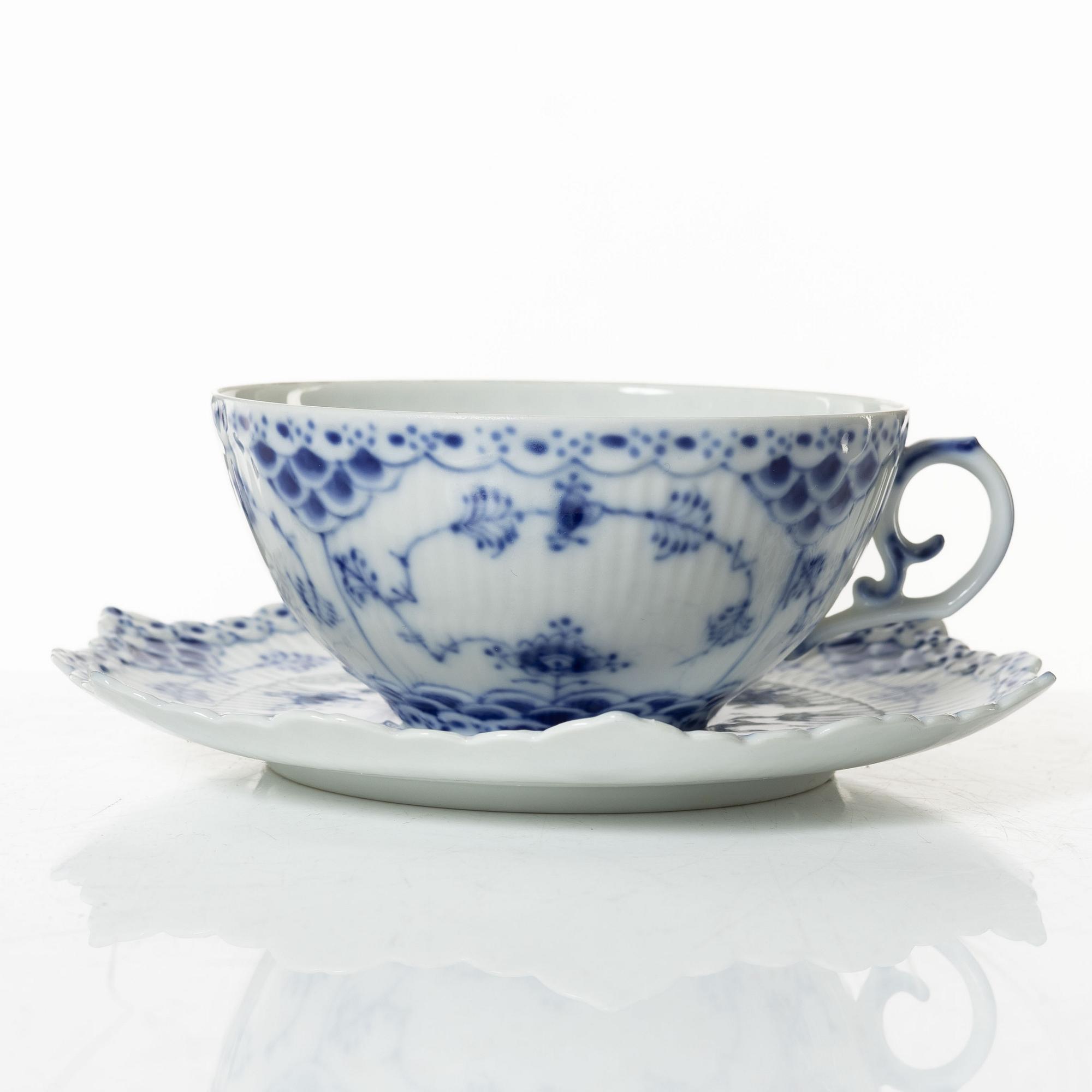 Te- och kaffeservis, 57 delar, porslin, "Musselmalet", Royal Copenhagen, Danmark.