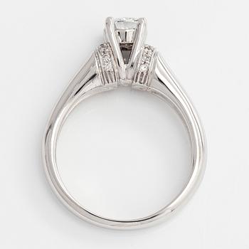 Ring, 14K vitguld med kuddslipad modifierad diamant.