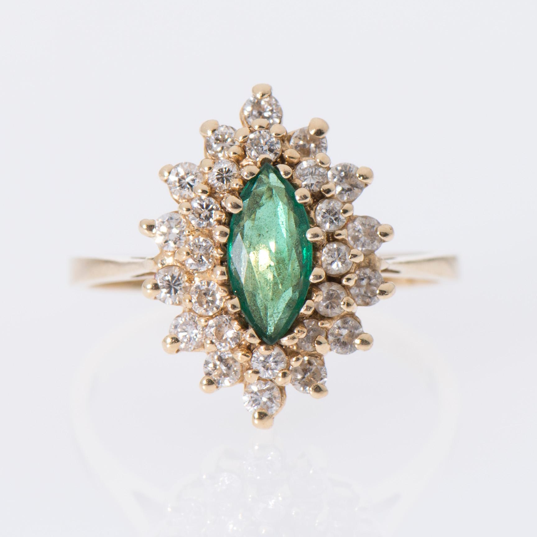RING, fasettslipad smaragd, briljantslipade diamanter, 14K guld.