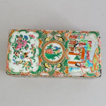 A CHINESE PORCELAIN BOX, Canton, 19th century.