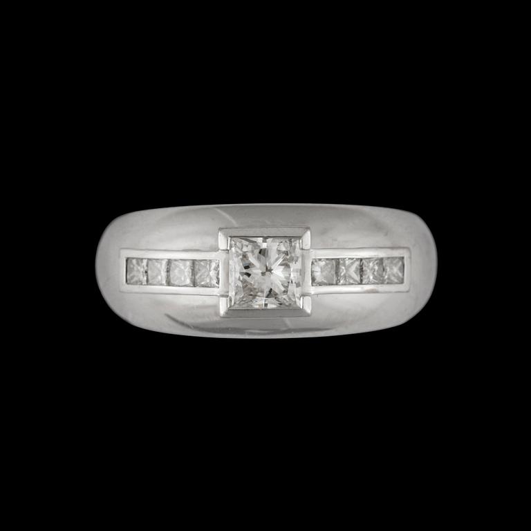 A princesscut diamond ring, circa 0.67 ct. Total carat weight circa 1.00 ct. Quality I/ SI.