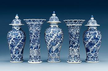 1497. A blue and white five piece garniture, Qing dynasty, Kangxi (1662-1722). (5).