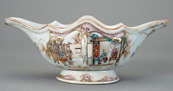 SÅSSNIPA SAMT TALLRIK. Porslin, Kina, Qianlong (1736-95).