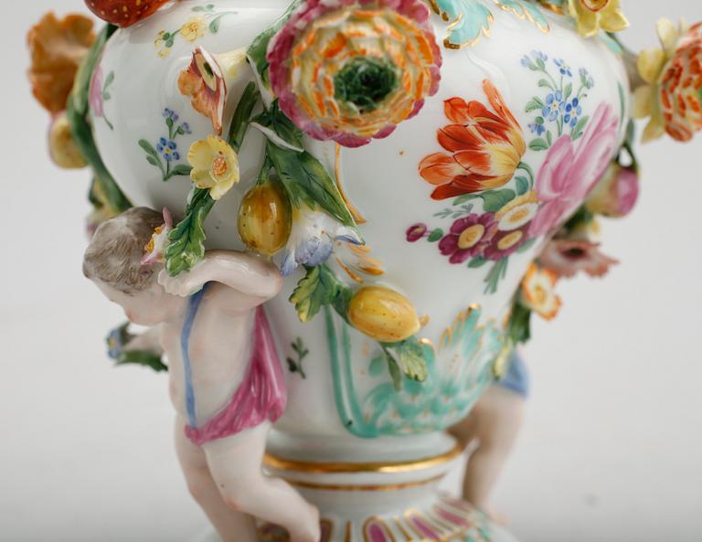 LOCKURNA, porslin, Meissen, 1800-talets senare hälft.